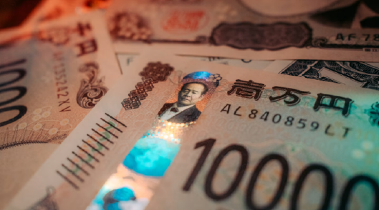 日元飙升至六个月高位	，交易员密切留意干预信号